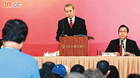東亞主席兼行政總裁李國寶收取逾5,760萬元酬金，昨遭小股東質詢。 	（黎達豪攝）