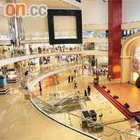 太古城有大型娛樂購物中心太古城中心，成為屋苑賣點之一。
