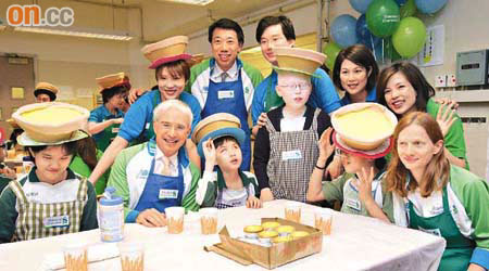 渣打集團行政總裁冼博德（前排左二）、渣打香港行政總裁洪丕正（後排左二）探訪盲人學校，與學生一齊整蛋撻。	（黎達豪攝）