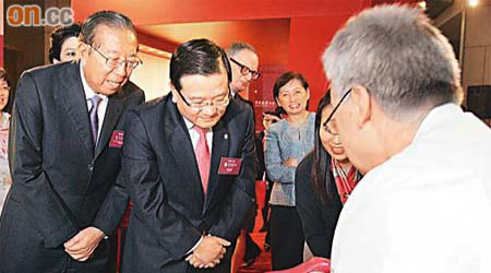 Salvatore Ferragamo鞋匠示範造鞋技術，中銀香港副總裁高迎欣（左二）都要偷吓師。	（黎達豪攝）