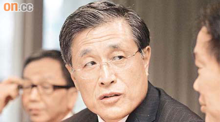 董事長馮鈺斌表示，永亨中國已獲批衍生工具牌照。	（陳德賢攝）