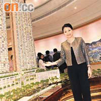 信置劉貴玉表示，帝峯‧皇殿昨吸引大批外區準買家參觀樓盤模型。
