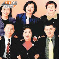 畢業後加入家姐王雪齡（後右）公司工作，前中為母親楊嬌。