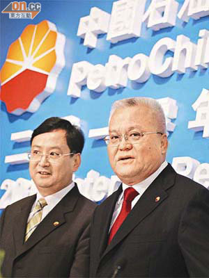 周吉平（右）表示，中石油整體業績將保持穩定向上。左為副總裁孫龍德。	（黎達豪攝）