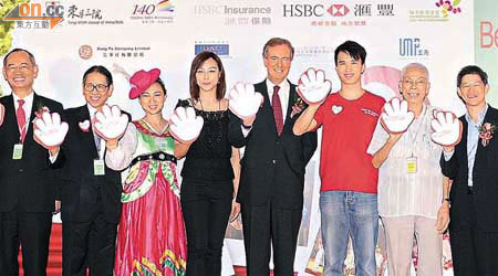 滙豐保險亞太區保險業務副主管孟學燊（右四）與嘉賓穿上愛心手套，表達盡心關懷長者嘅承諾。 