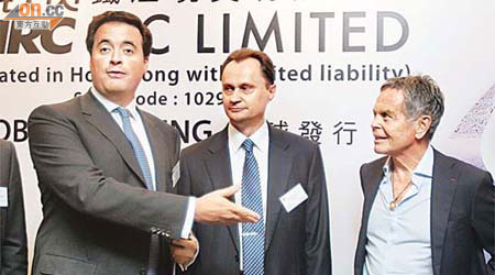 鐵江現貨昨進行投資者推介會，馬世民（右）出席「撐場」。左為主席韓博傑。 （黎達豪攝）