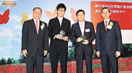 友邦保險首席市場總監李滿能（右一）話，好感謝本地大學一直對青年領袖培訓獎勵計劃嘅支持。