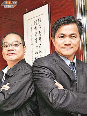 散戶張先生（左）與恒豐證券研究部董事林家亨（右）惺惺相惜，兩人均認為投資心態是股場成敗的關鍵因素。	（林少權攝）