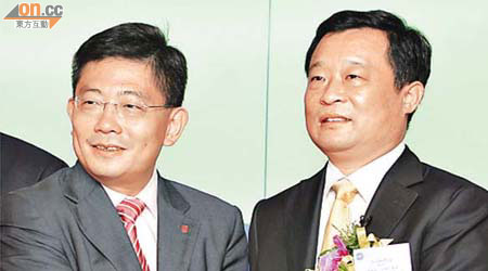 以董事長李連平（右）為首的新天綠色昨日掛牌。	（黎達豪攝）
