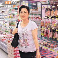 面對食品價格狂升，家庭主婦陳小姐到超市購物比前更精打細算。