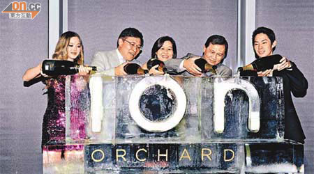 郭炳聯（左二）飛到新加坡參與ION Orchard觀景台預覽儀式，右一為剃乾淨鬚嘅台灣演員吳建豪。