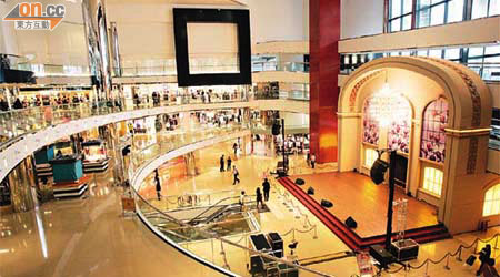 太古城中心是區內最大型的商場，是居民購物消遣好去處。