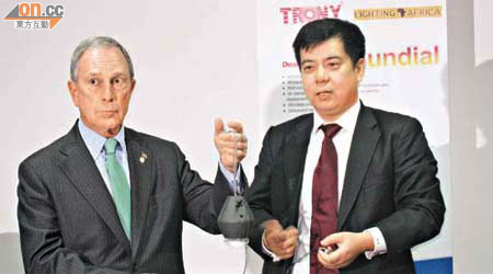 創益太陽能日前邀得紐約市長彭博（左）參觀。右為主席李毅。