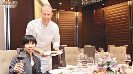 置地公司黎漢群（左）稱，上林會所宴會廳提供置地文華酒店到會服務。	（林少權攝）