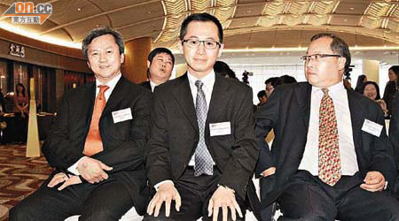 周光暉、胡文新及趙國雄（右至左）三人排排坐，一齊等攞獎。	（潘國禮攝）