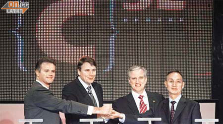 Telstra首席執行官蘇大為（左二）來港與中興董事長候為貴（右一）及ＣＳＬ管理層主持「開網大典」。	（陳德賢攝）