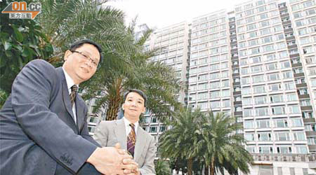長實劉啟文（左）認為，隨着海外機構來港開設分公司，看好本地酒店長租房需求。旁為譚榮基。	（麥潤田攝）