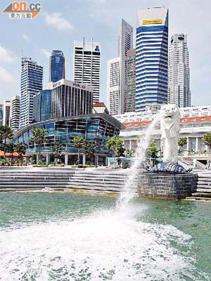 為免出現資金流轉，本港與新加坡等在實施百分百存保制時「共同進退」。