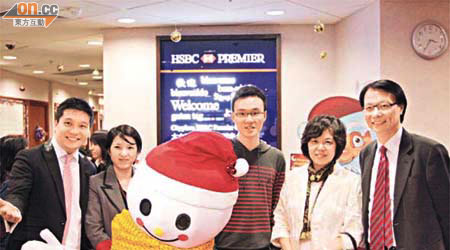 滙豐香港區個人理財業務零售主管韓克強（右一）親到太古分行派糖果，與客戶及員工共賀聖誕。