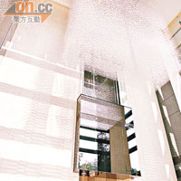 大堂吊燈裝飾由十五點七萬粒水晶組成。