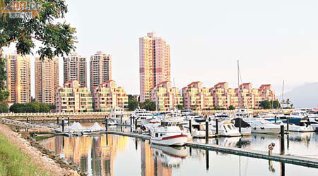 屯門黃金海岸既有住宅部分，亦有酒店及旅遊景點，令區內生活多姿多彩。