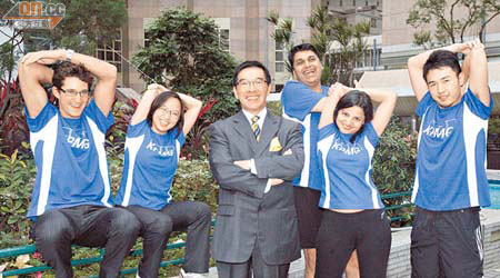 畢馬威會計師樓亞太區主席唐家成（左三）鼓勵同事參加渣打馬拉松，望今年攞到好成績。（孫冰玉攝）