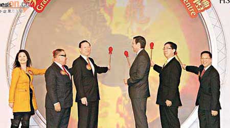 滙豐香港區總裁馬凱博（右三）與嘉賓上台敲響ＬＣＤ屏幕銅鑼，夠晒創意。（孫冰玉攝）