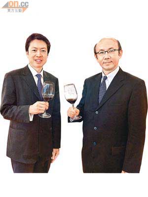永隆按揭及私貸中心主管蔡爾全（左）及零售銀行業務助理總經理鄧耀良（右）為慶祝推出紅酒貸款「乾杯」。