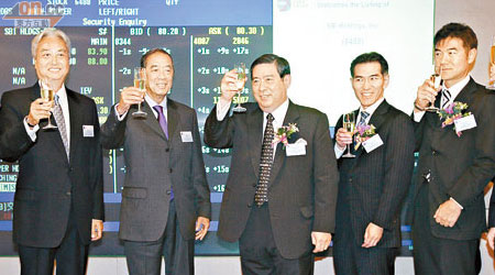 北尾吉孝（右三）指對首日股價表現感滿意。（陳錦輝攝）