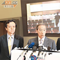 港交所行政總裁李小加（左）預期，今年內或有首家公司透過「雙幣雙股」方式上市。左二為主席夏佳理。（陳德賢攝）