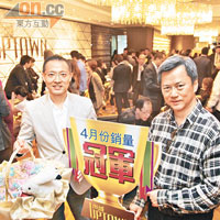 長實趙國雄（右）料全年樓價錄「雙位數」升幅。左為郭子威。 （孫冰玉攝）