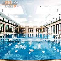 帝堡城會所設備完善，設有室內外泳池。