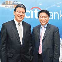 羅中恒（左）與花旗銀行環球個人銀行服務香港區行政總裁及總經理盧韋柏（右）合作無間。