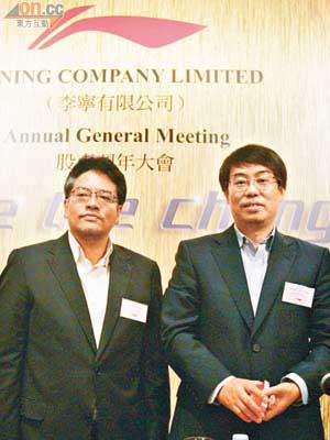 李寧行政總裁張志勇（右）表示，公司已積極改革銷售渠道。（陳錦輝攝）