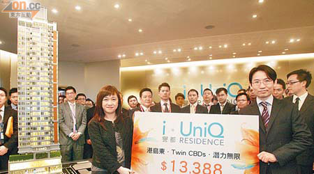 新地代理張卓秀敏（左）表示，i‧UniQ譽都加推單位不排除會加價。（孫冰玉攝）
