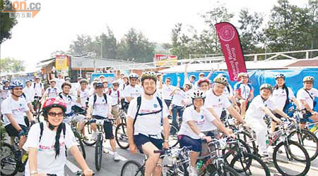 港交所上市委員會舉行踏單車籌款活動，一眾參加者浩浩蕩蕩出發。
