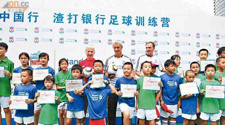 冼博德（後排左四）在廣州與視障小朋友齊齊踢足球耍樂。