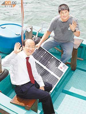 港燈工程及發展董事尹志田（左）話，太陽能板發電既可助漁民慳錢，亦可推動環保。