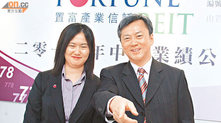置富主席趙國雄（右）表示，目前在中港兩地尋找購併機會。左為副行政總裁趙宇。（黎達豪攝）