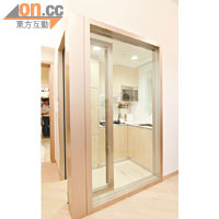 i‧UniQ譽‧東絕大部分單位均設「玻璃廚房」，廚房與客廳採用落地玻璃分隔。