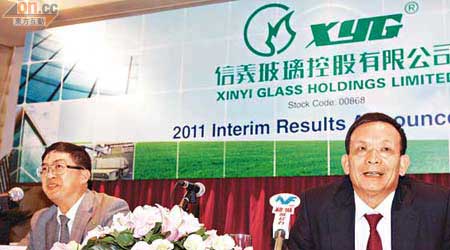 信義玻璃行政總裁董清世（左）稱，第三季度成本維持穩定，右為主席李賢義。（何天成攝）