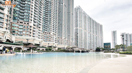 映灣園會所備120米沙灘泳池。