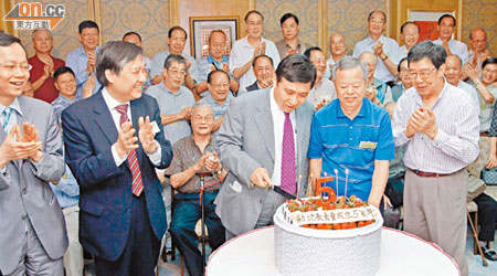 「新地長青會」成立五周年嘅活動，郭炳聯（前排右三）都有畀面出席。