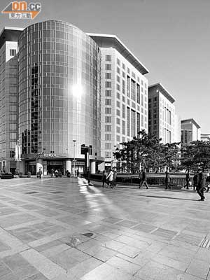 四月上市的匯賢，暫時是本港唯一的人民幣股票。圖為匯賢主要資產北京東方廣場。