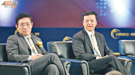 尋日李小加（右）出席一個論壇時發表人仔國際化龜速嘅論點，左為和廣北。（黎達豪攝）