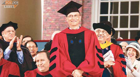 苦等卅二年，這位「哈佛最成功的退學生」——蓋茨（右）終獲哈佛頒授法學博土學位。