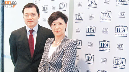香港投資基金公會主席程劍慧（右）指，基金暫未出現贖回潮。旁為公會副主席潘新江。