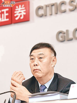信証董事長王東明表示，雖然最近全球金融市場動盪，但對公司成功上市充滿信心。（黎達豪攝）