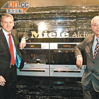 嘉華國際陳玉成（右）表示，深灣9號斥逾億元選購德國家電品牌Miele廚具。（羅錦鴻攝）