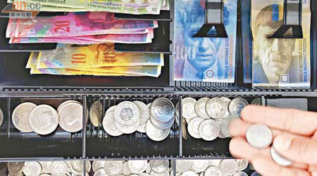 自九月六日瑞郎跟歐元掛鈎後，瑞士央行料拋售不多於100億瑞郎。